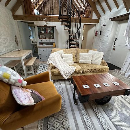 The Dairy @ Trefechan Wen Goodwick Extérieur photo